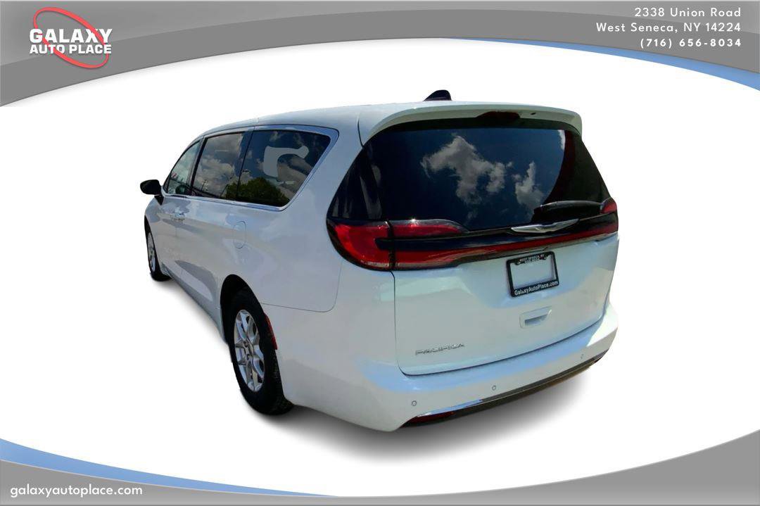 Used 2023 Chrysler Pacifica Touring-L FWD image 7