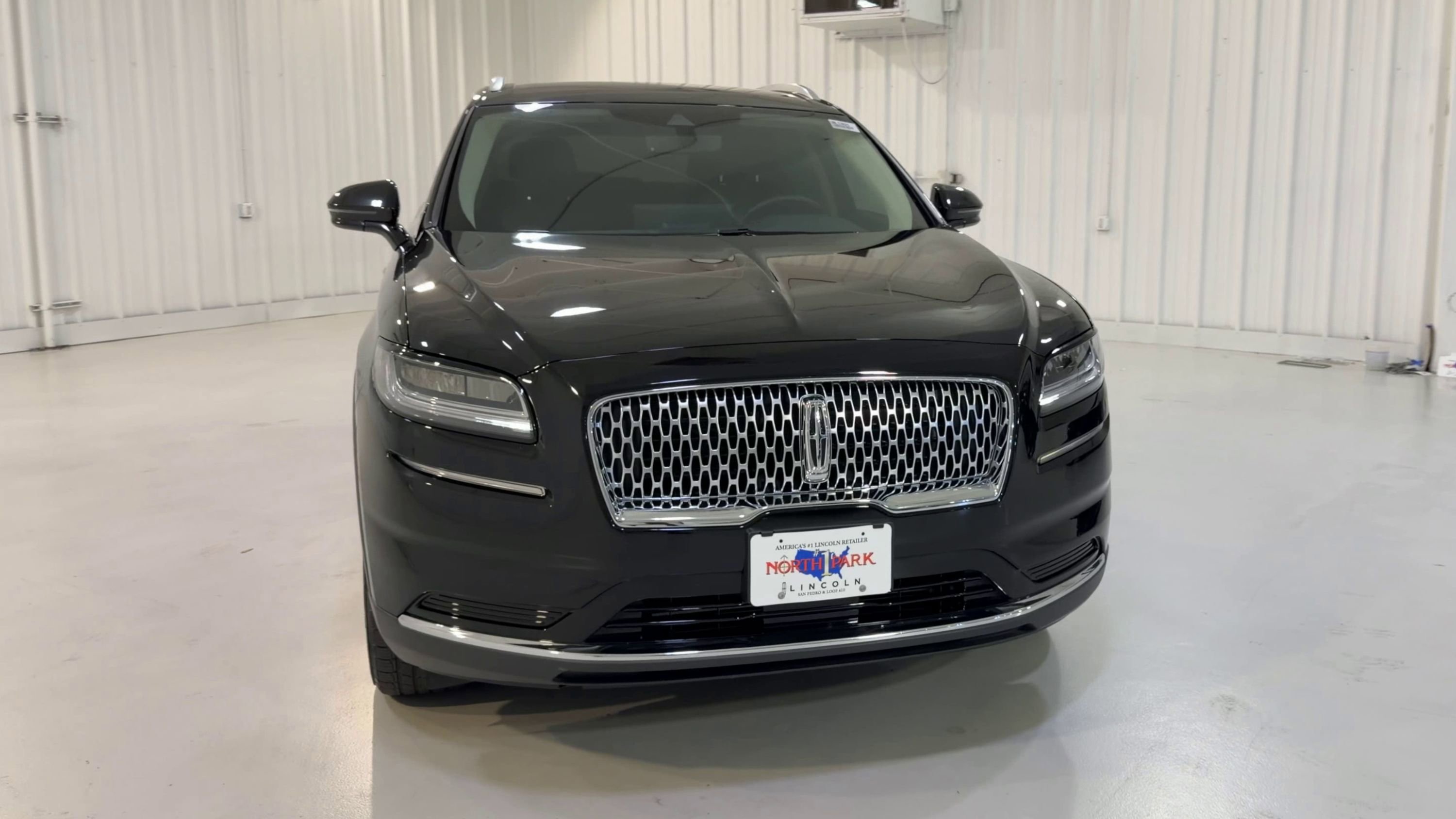 Used 2023 Lincoln Nautilus FWD w/ Premium Package image 4