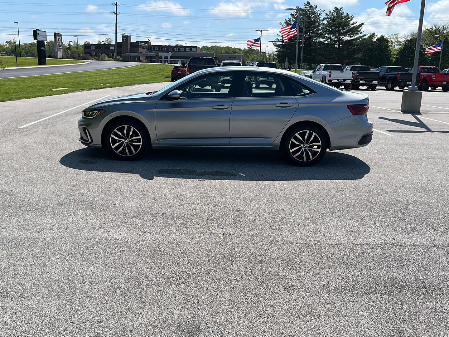 Used 2025 Volkswagen Jetta SE FWD image 2