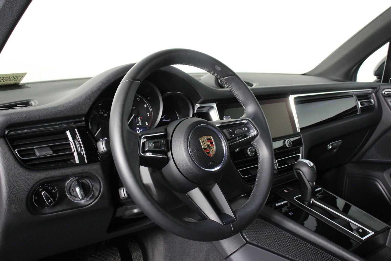 Certified 2025 Porsche Macan image 4