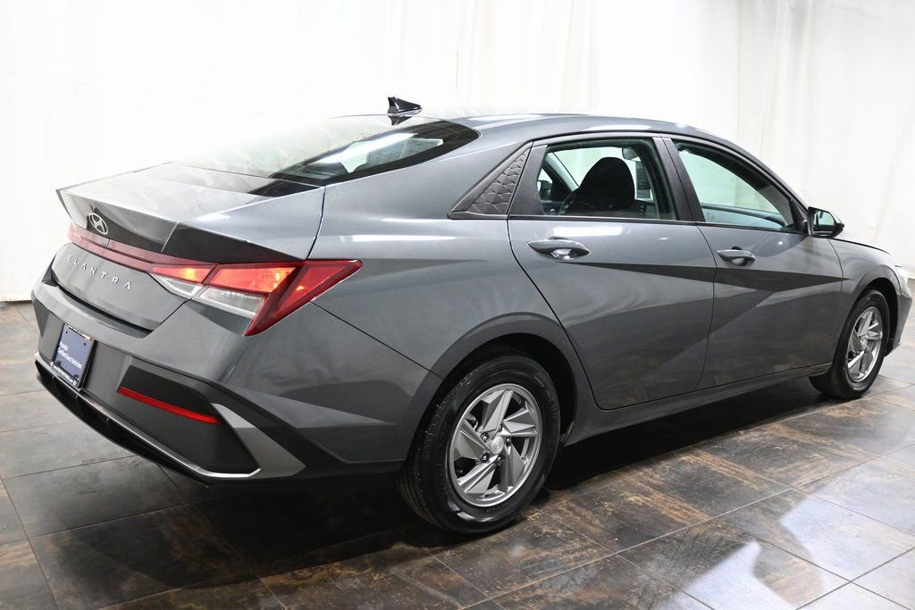 Used 2025 Hyundai Elantra SE image 5