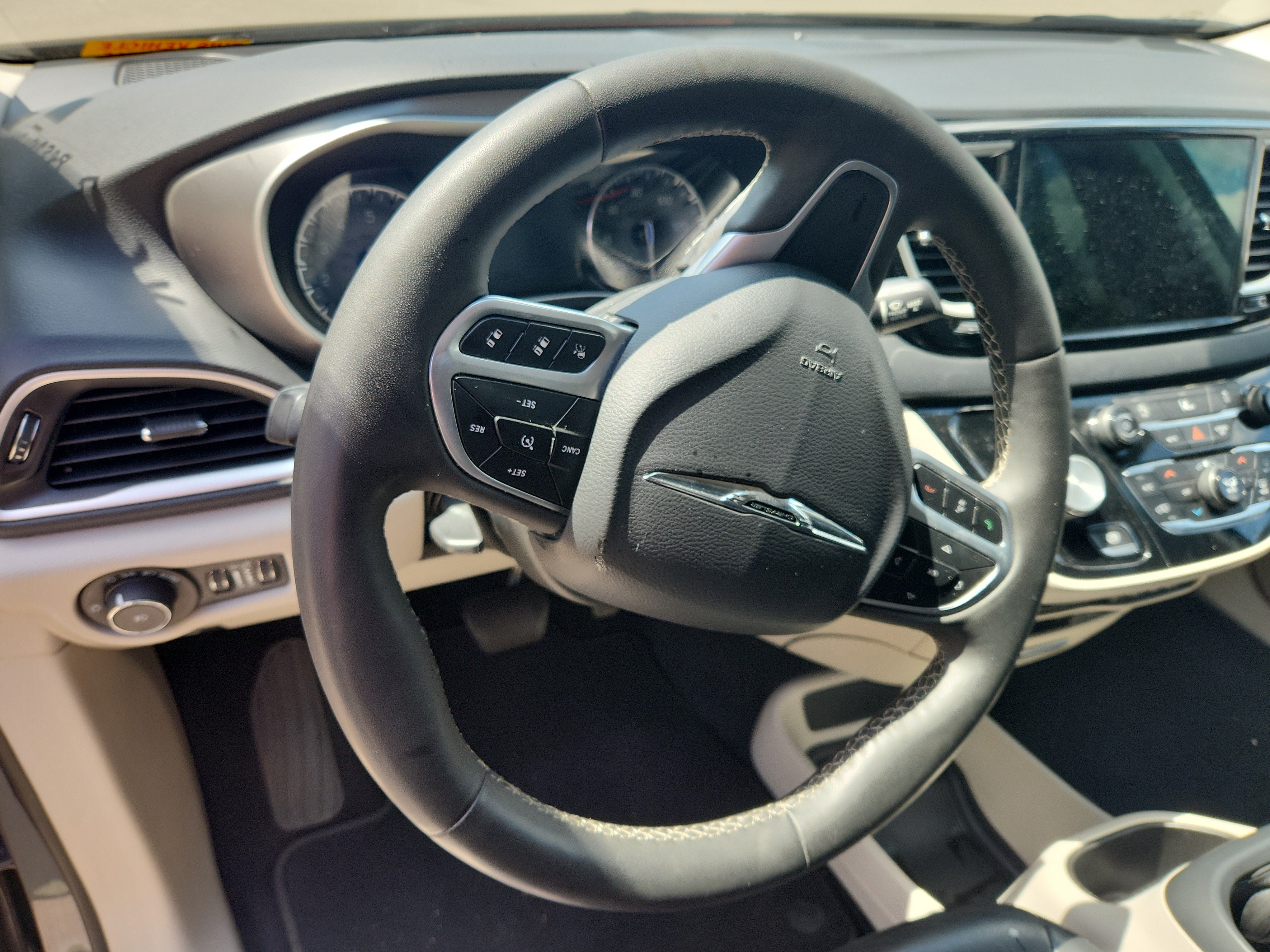 Used 2022 Chrysler Pacifica Touring-L FWD image 17