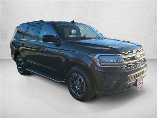 Used 2023 Ford Expedition XLT image 3