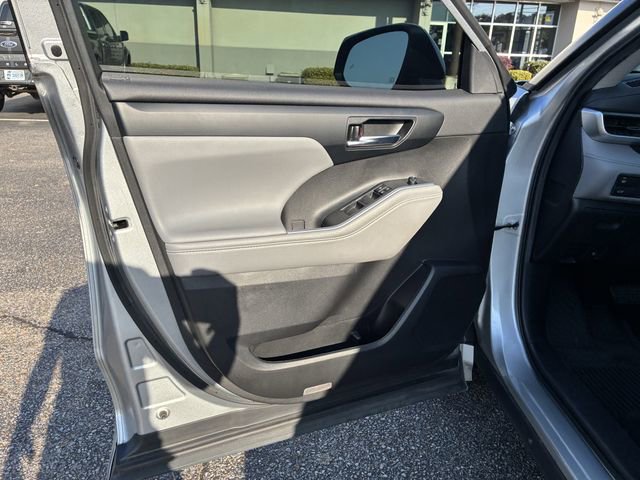 Used 2022 Toyota Highlander XLE image 17