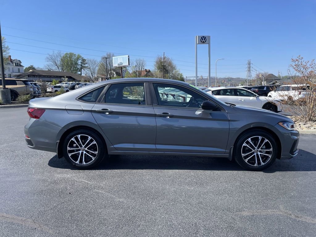 Used 2025 Volkswagen Jetta Sport image 4