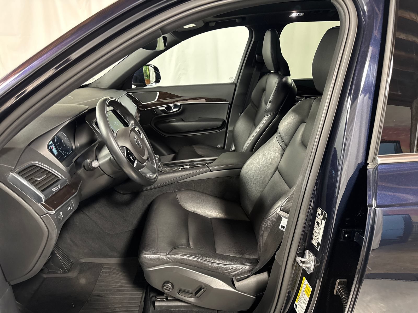 Used 2019 Volvo XC90 T6 Momentum w/ Advanced Package AWD/4WD image 3