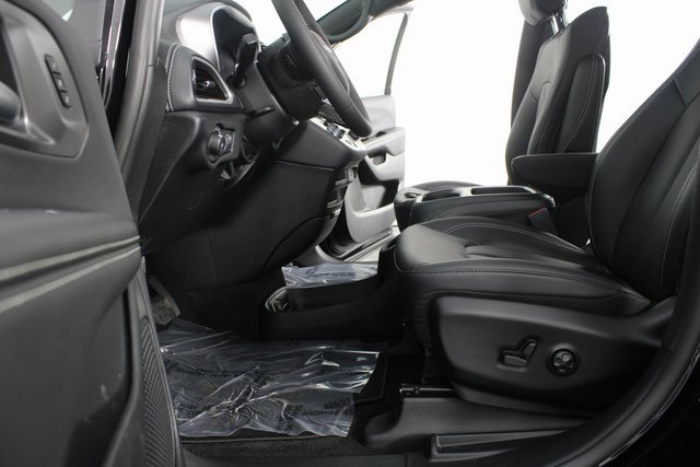 New 2026 Chrysler Pacifica Select image 16