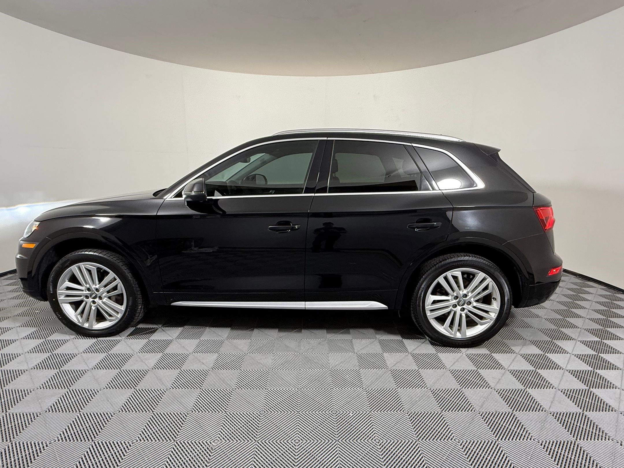 Used 2019 Audi Q5 2.0T Premium Plus w/ Premium Plus Package AWD/4WD image 2