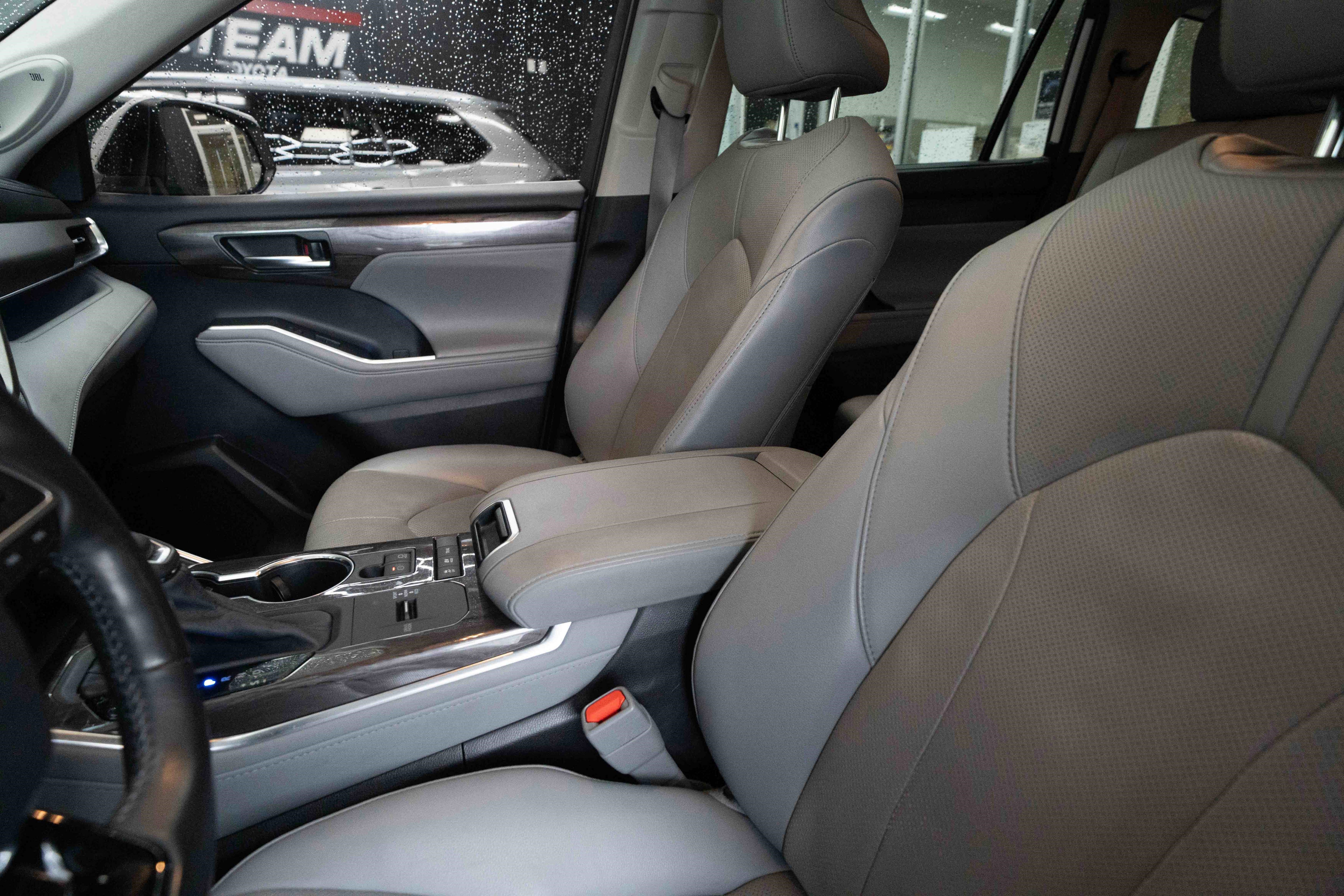 Used 2021 Toyota Highlander Limited image 10