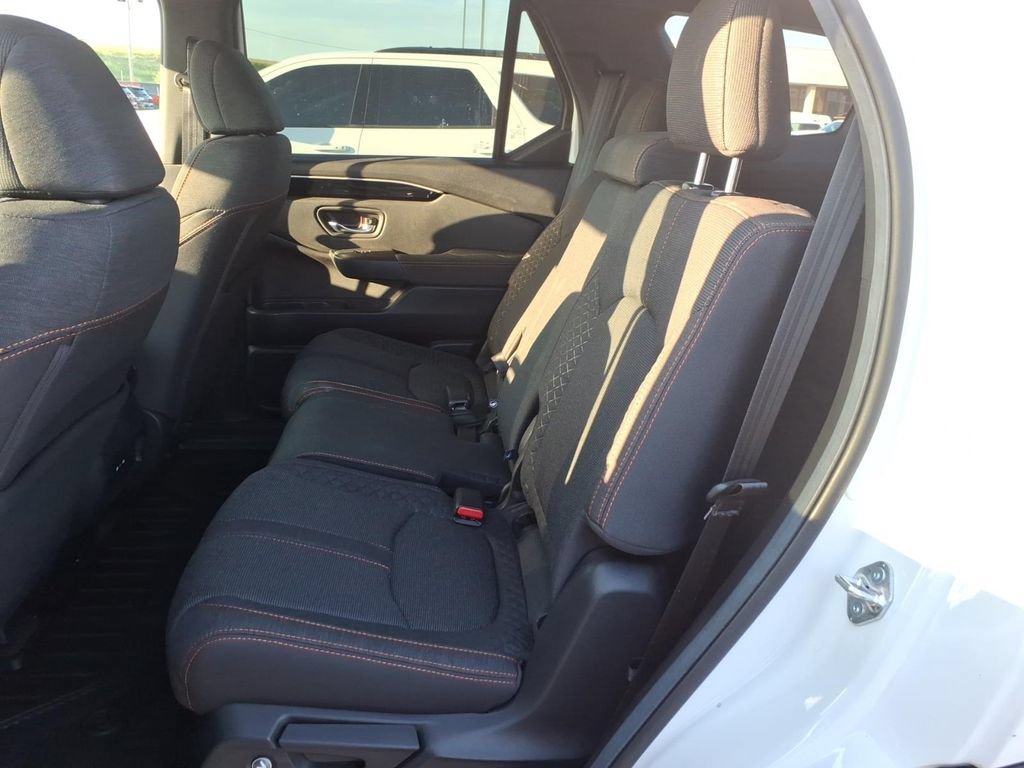 Used 2025 Honda Pilot Sport image 8