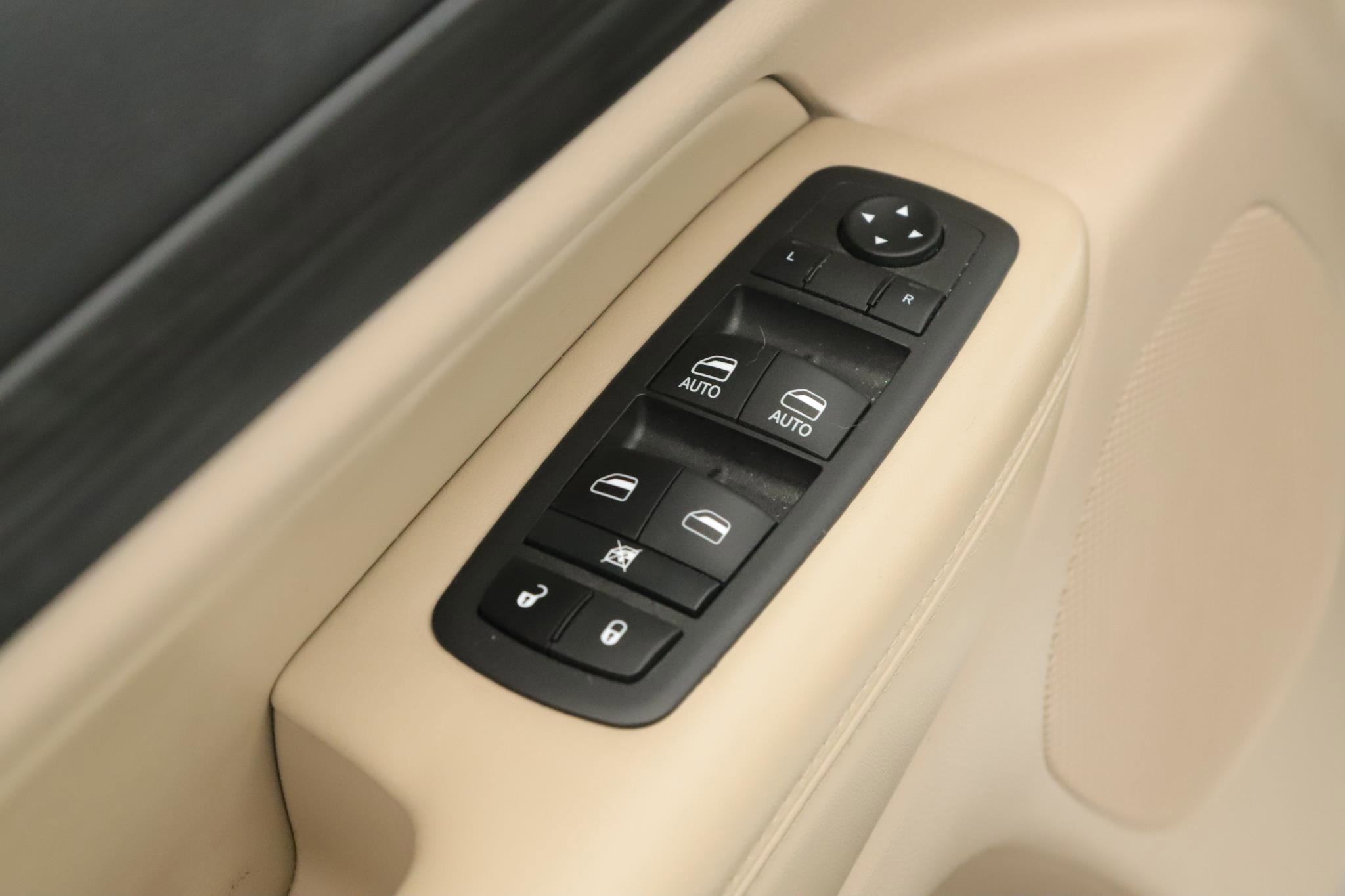 Used 2022 Jeep Grand Cherokee Laredo E image 6