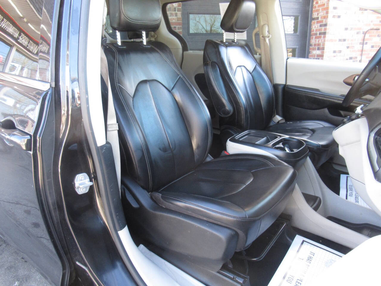 Used 2020 Chrysler Voyager Lxi image 6