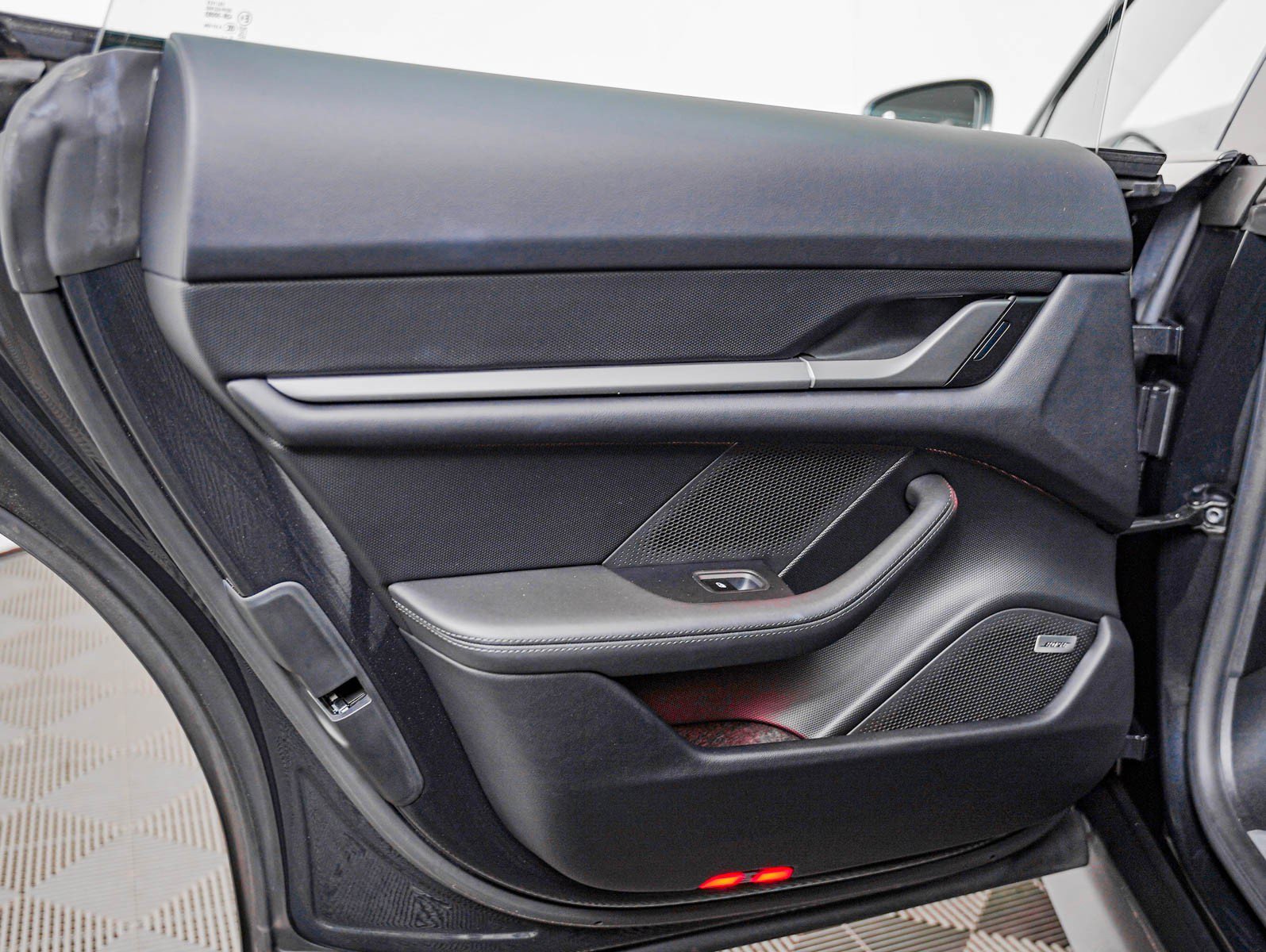 Certified 2025 Porsche Taycan RWD image 31