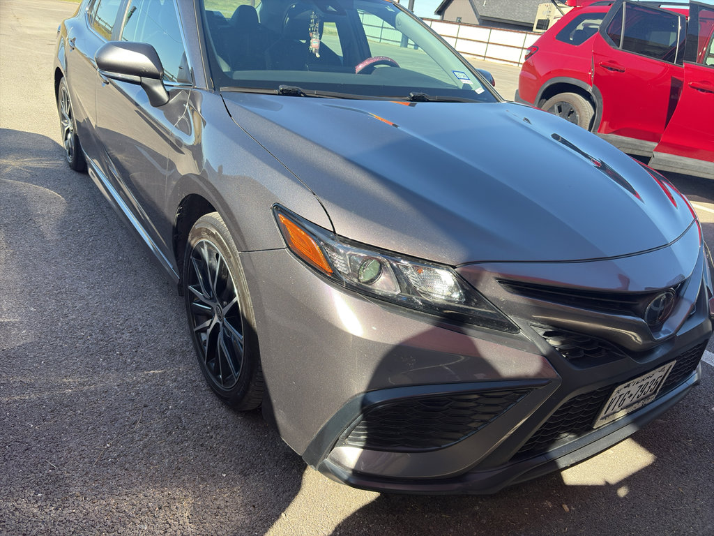 Used 2023 Toyota Camry SE image 2