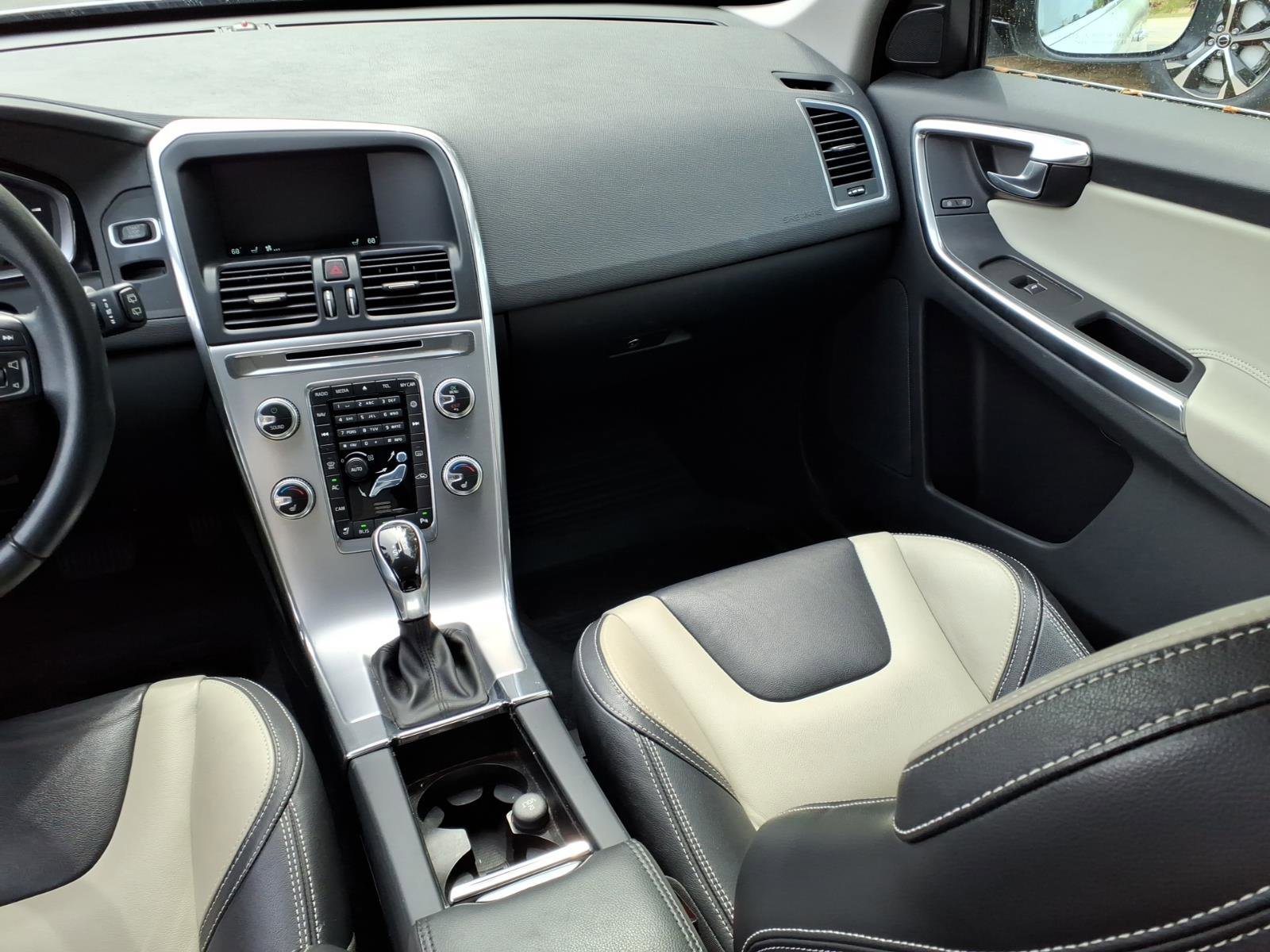 Used 2017 Volvo XC60 T6 Dynamic w/ Preferred Option Package image 10