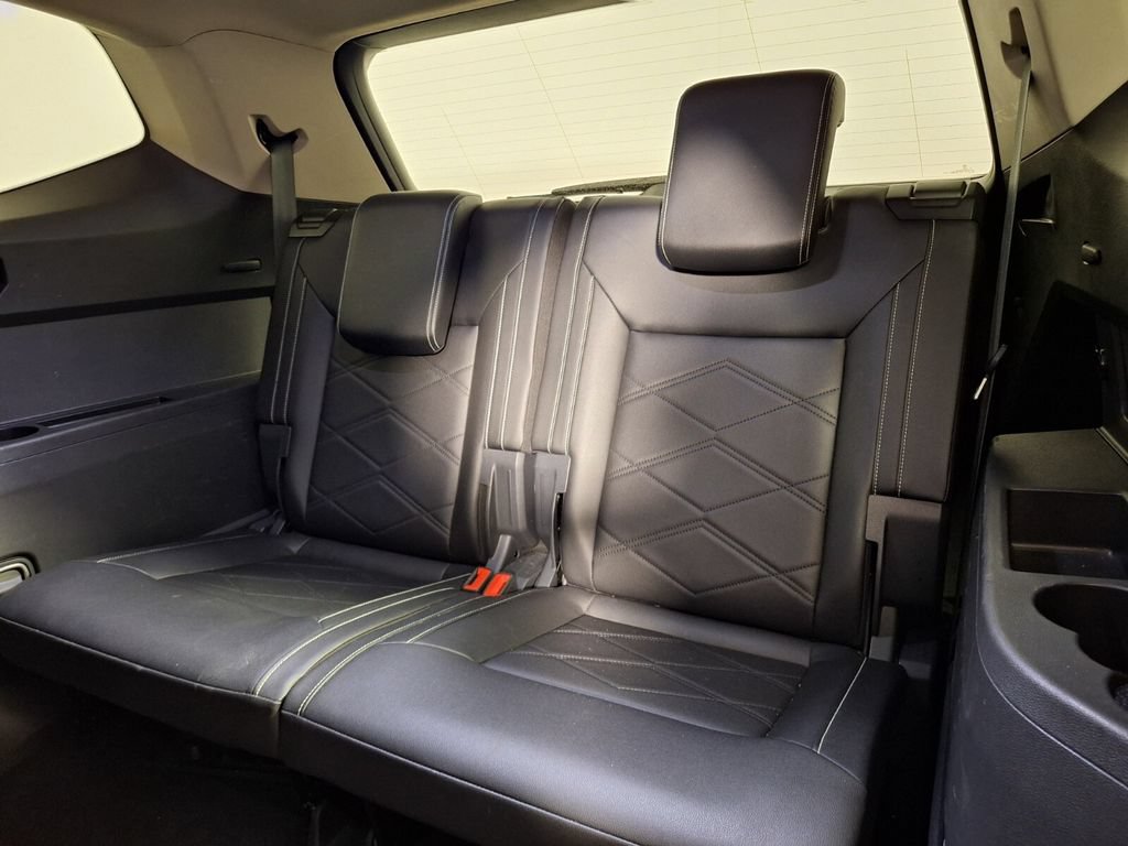 Used 2025 Volkswagen Atlas SE FWD image 11