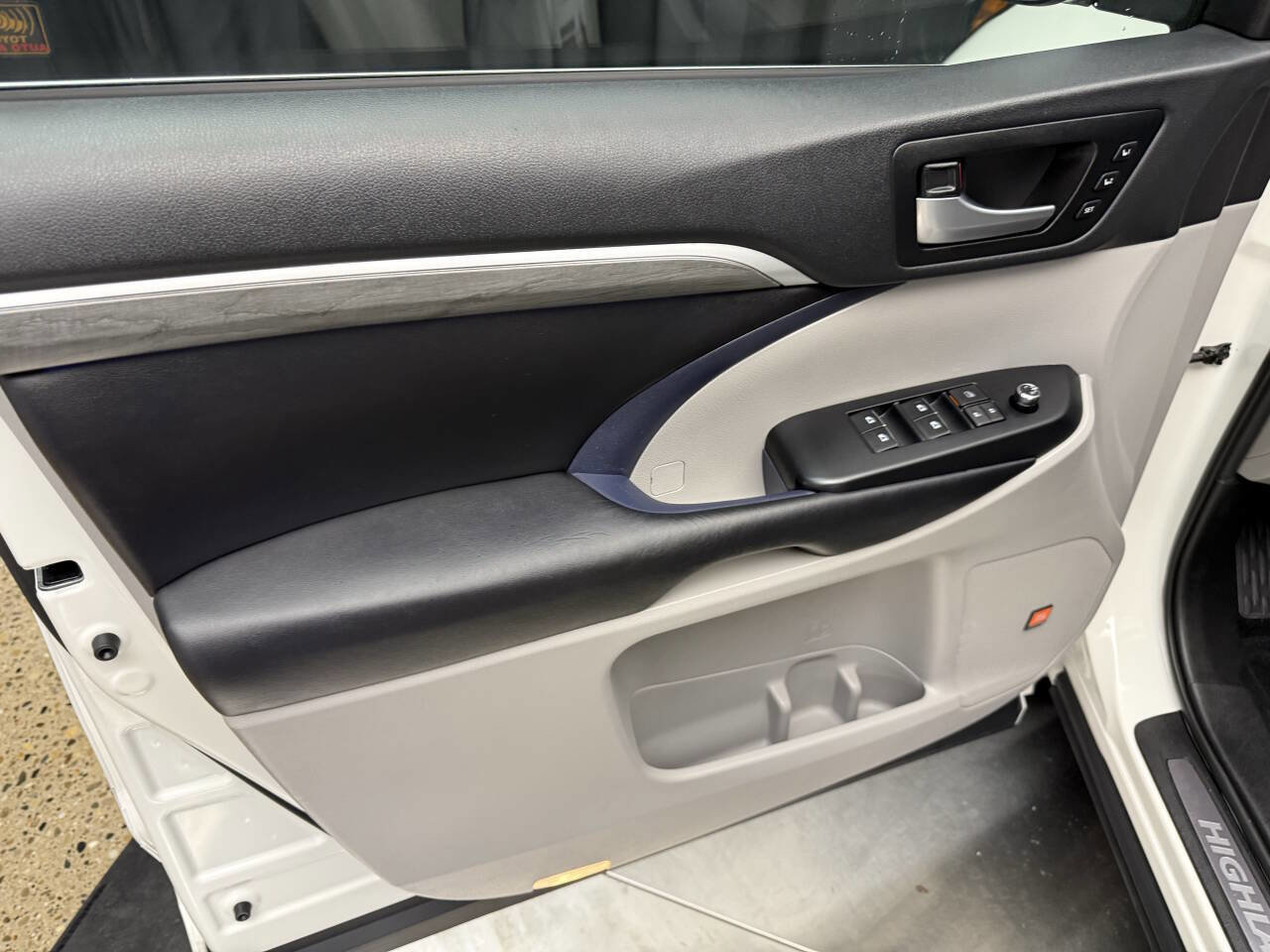 Used 2019 Toyota Highlander Limited Platinum AWD/4WD image 22