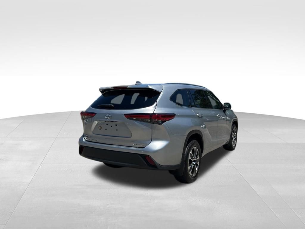 Used 2021 Toyota Highlander XLE AWD/4WD image 5
