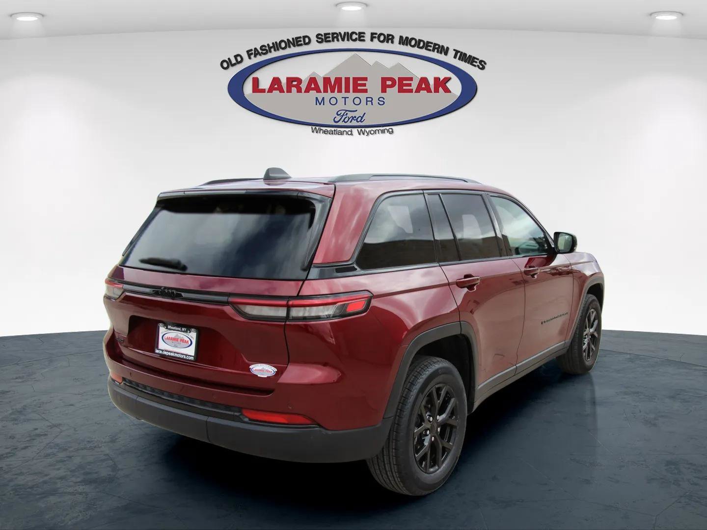 Used 2025 Jeep Grand Cherokee Altitude image 3