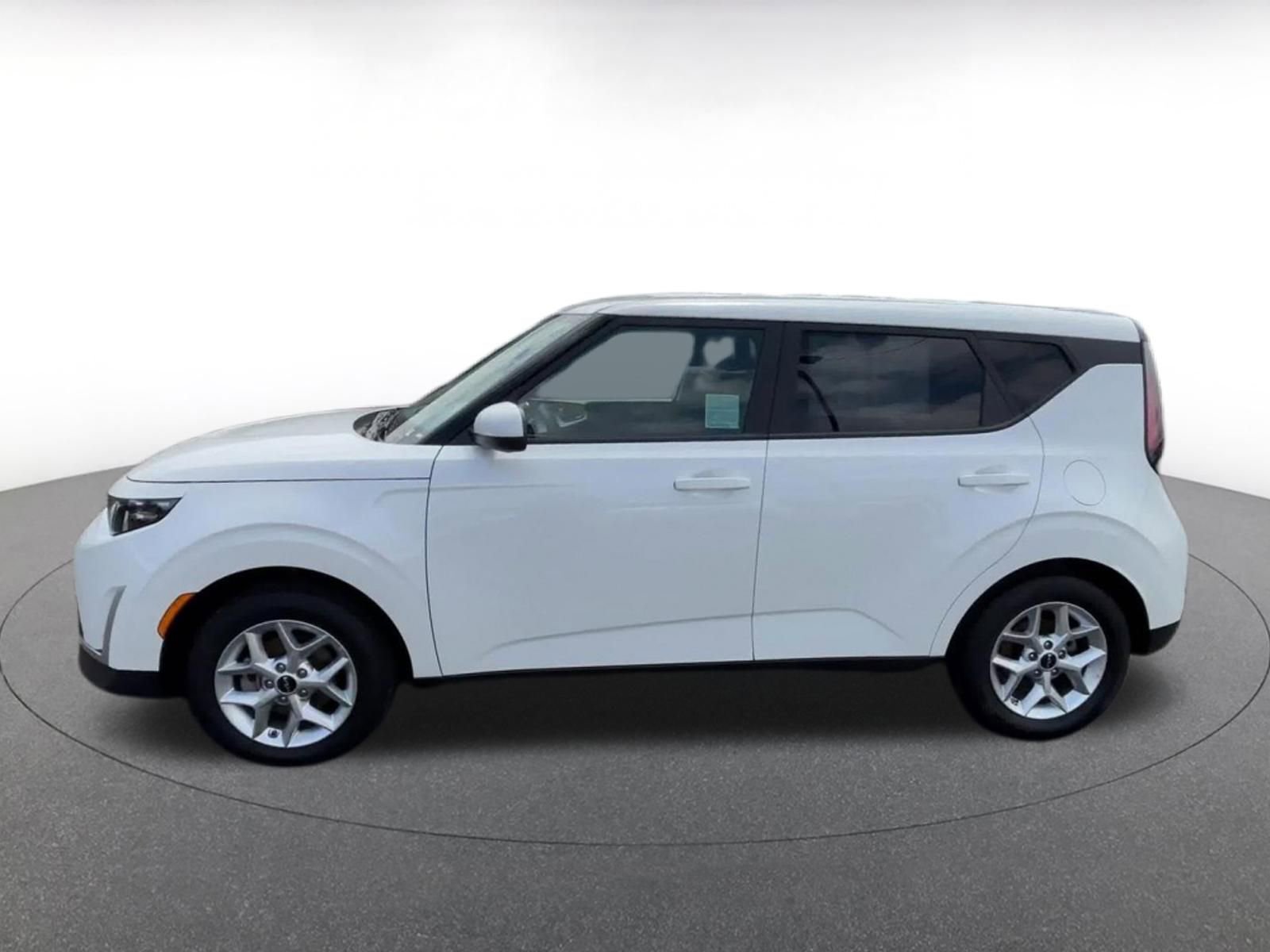 Used 2025 Kia Soul LX w/ LX Technology Package FWD image 9