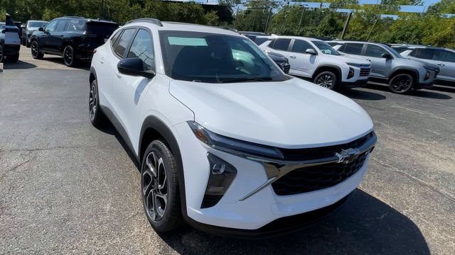 New 2026 Chevrolet Trax RS w/ Sunroof Package FWD image 4