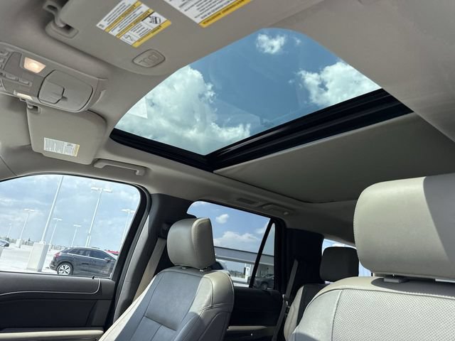 Used 2018 Ford Expedition XLT w/ Equipment Group 202A AWD/4WD image 22