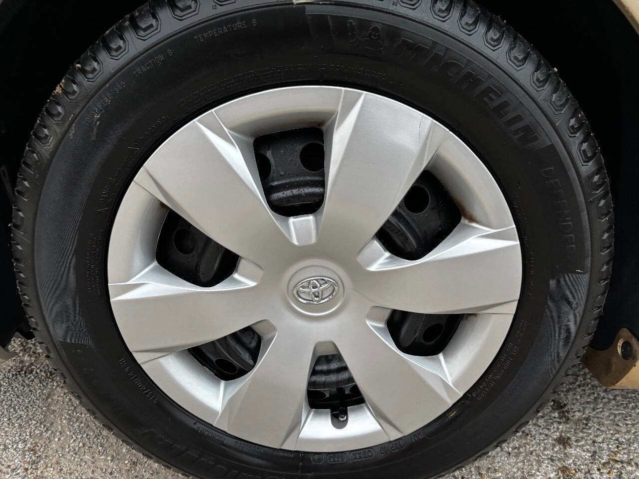 Used 2011 Toyota Camry LE image 16