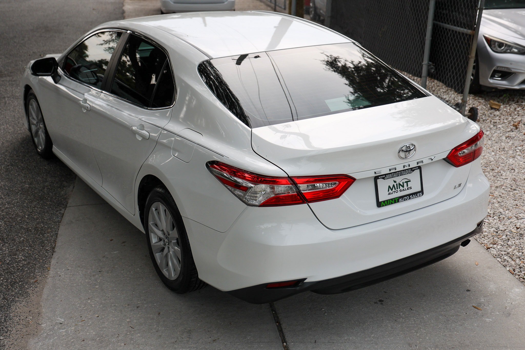 Used 2018 Toyota Camry LE FWD image 8