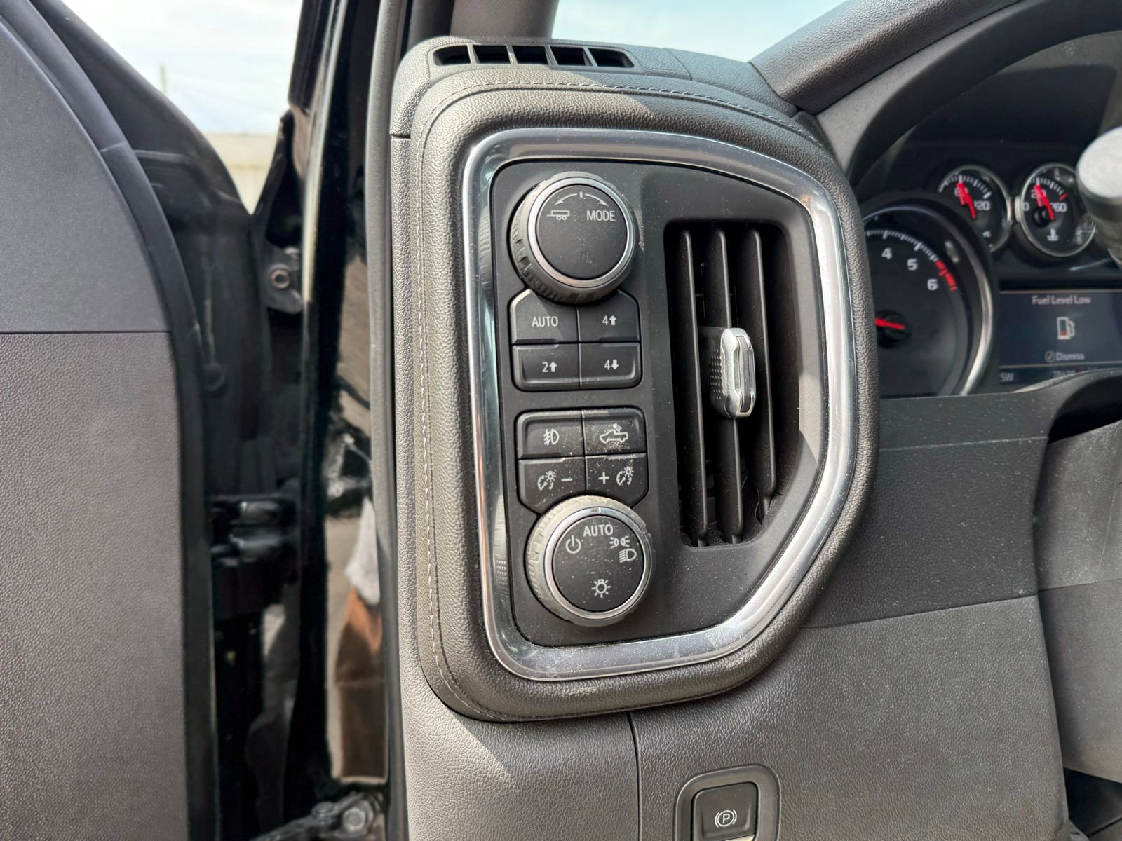 Used 2020 Chevrolet Silverado 1500 LT Trail Boss AWD/4WD image 23