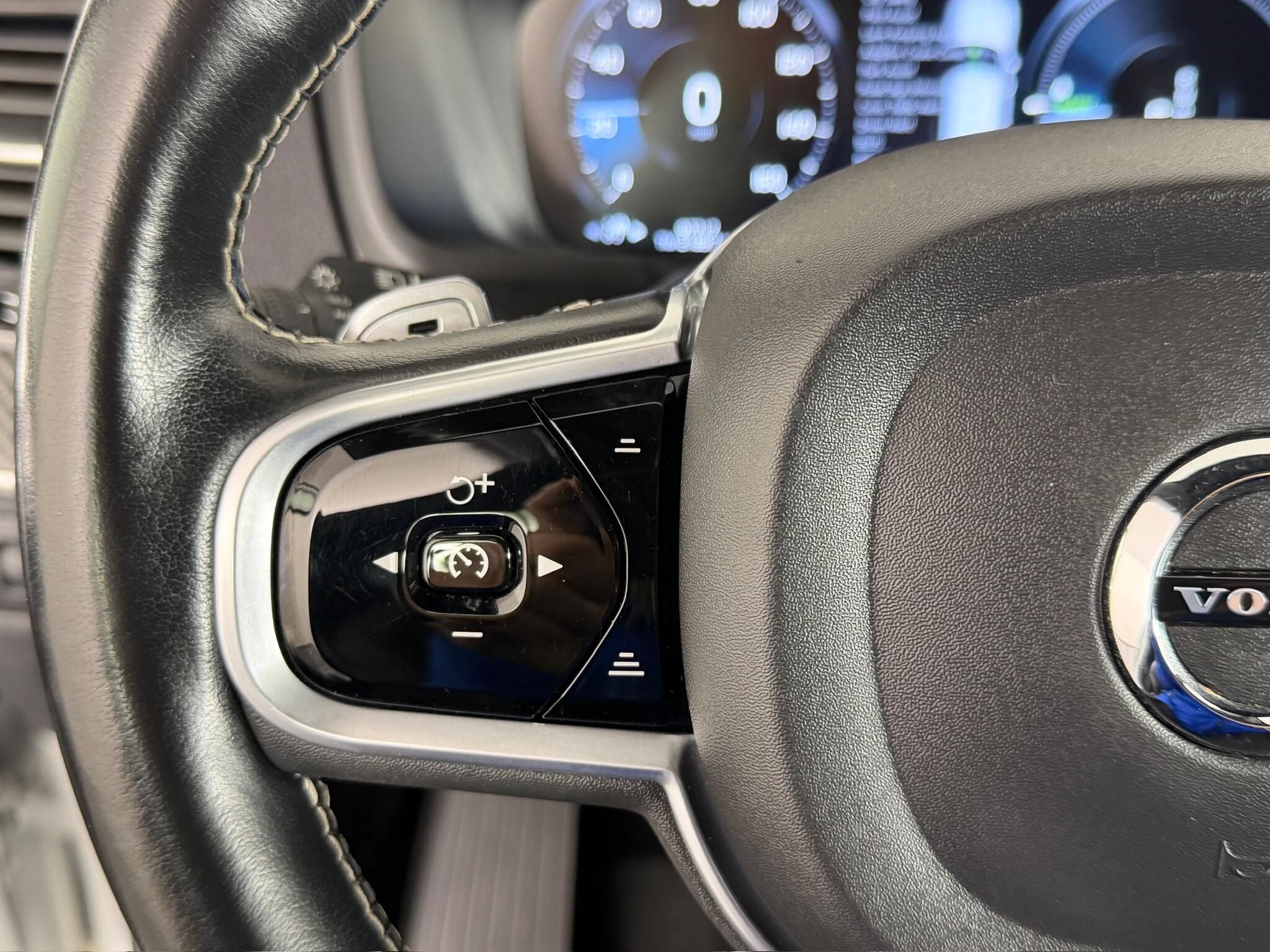 Used 2020 Volvo XC90 T8 R-Design w/ Protection Package AWD/4WD image 24