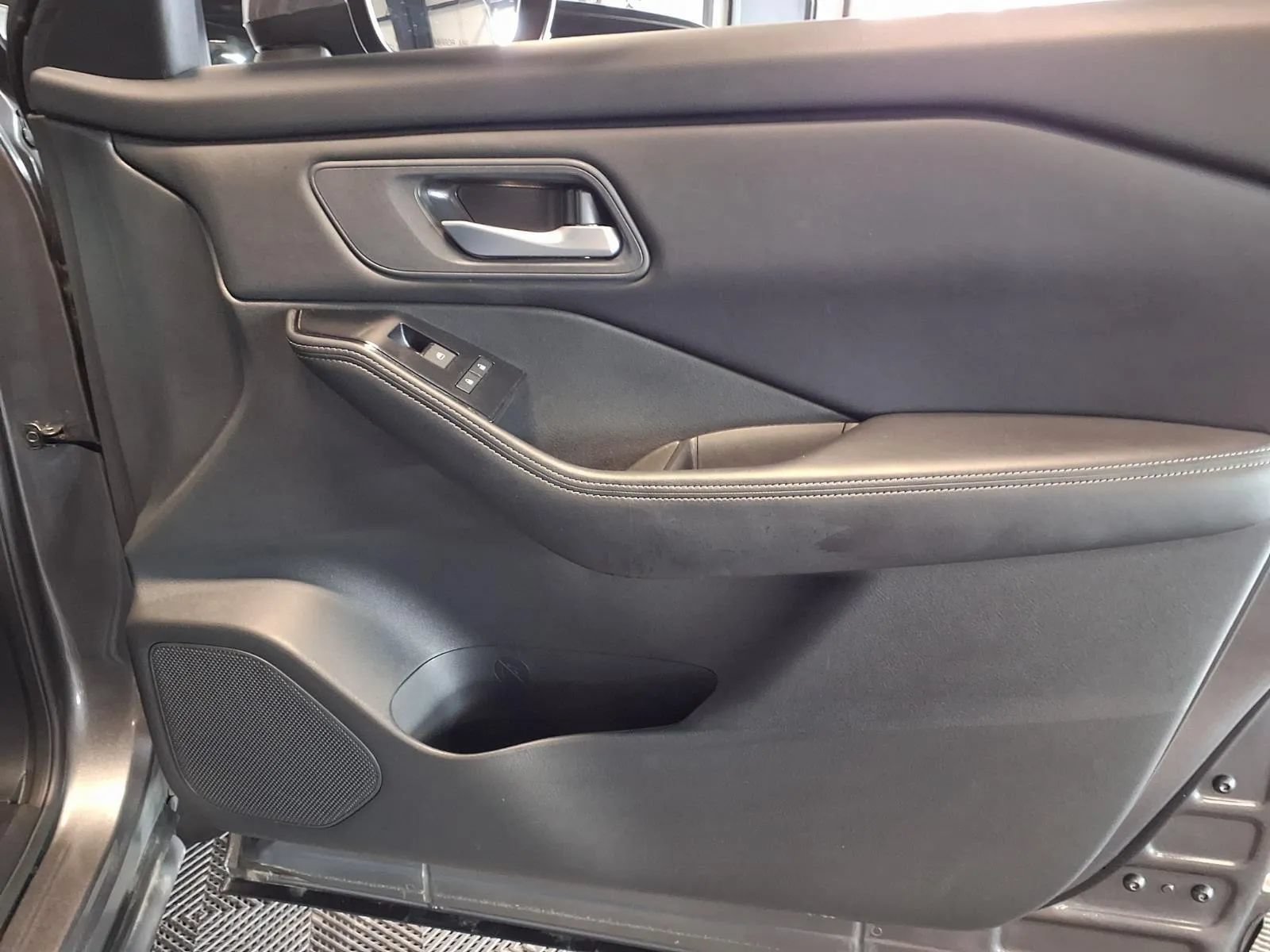 Used 2025 Nissan Rogue SV AWD/4WD image 14