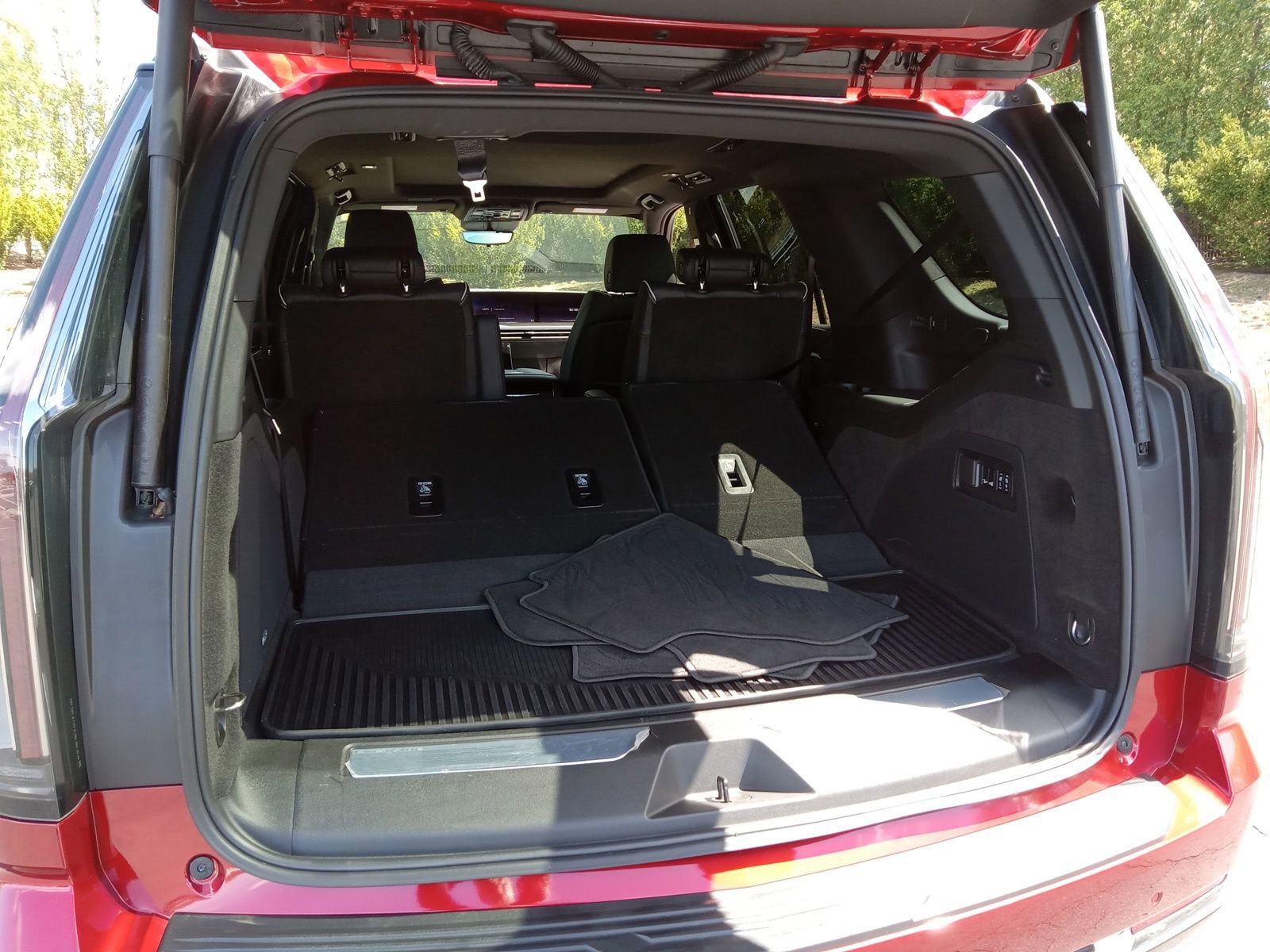 Used 2025 Cadillac Escalade Premium Luxury AWD/4WD image 28