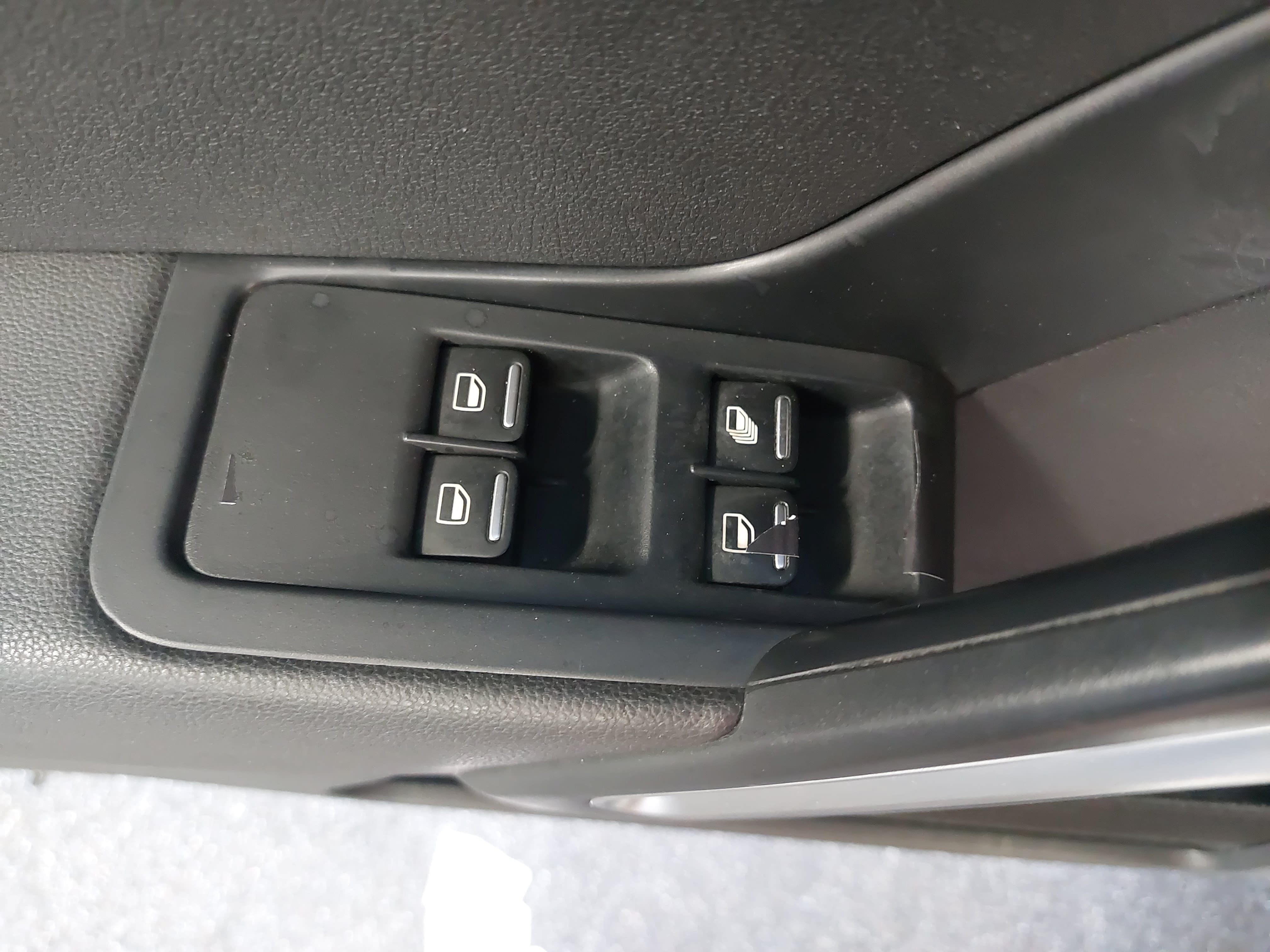 Used 2013 Volkswagen Beetle TDI FWD image 27