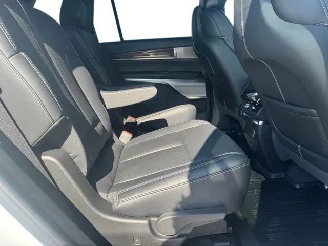New 2027 Cadillac Vistiq Sport w/ LPO, Floor Liner Package AWD/4WD image 17