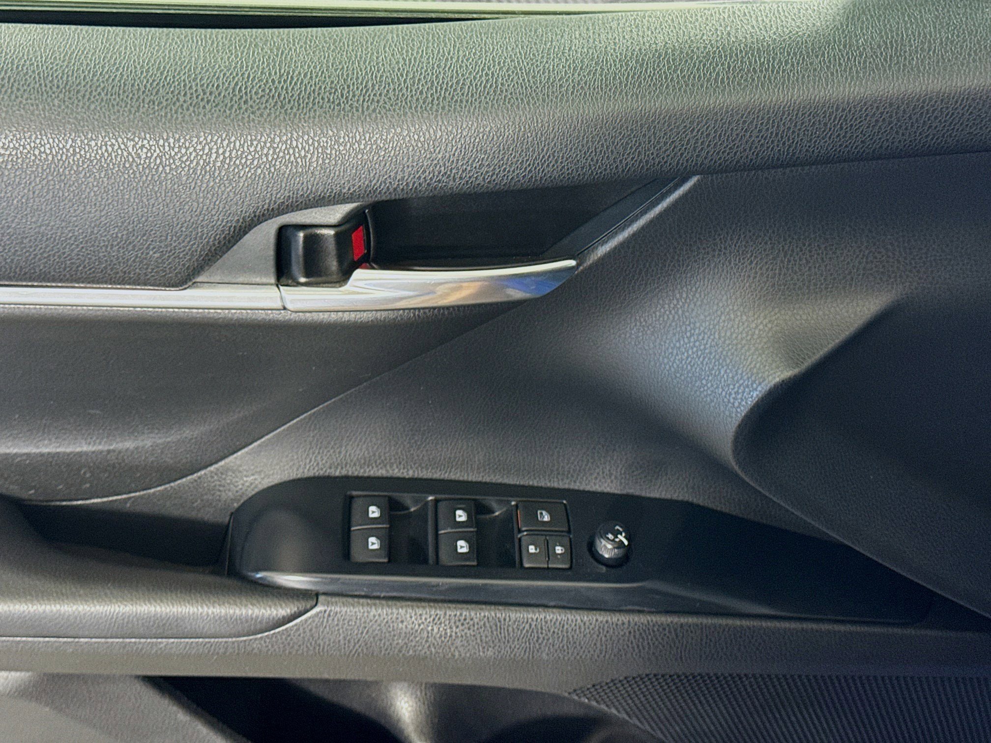 Used 2020 Toyota Camry LE w/ Carpet Mat Package image 23