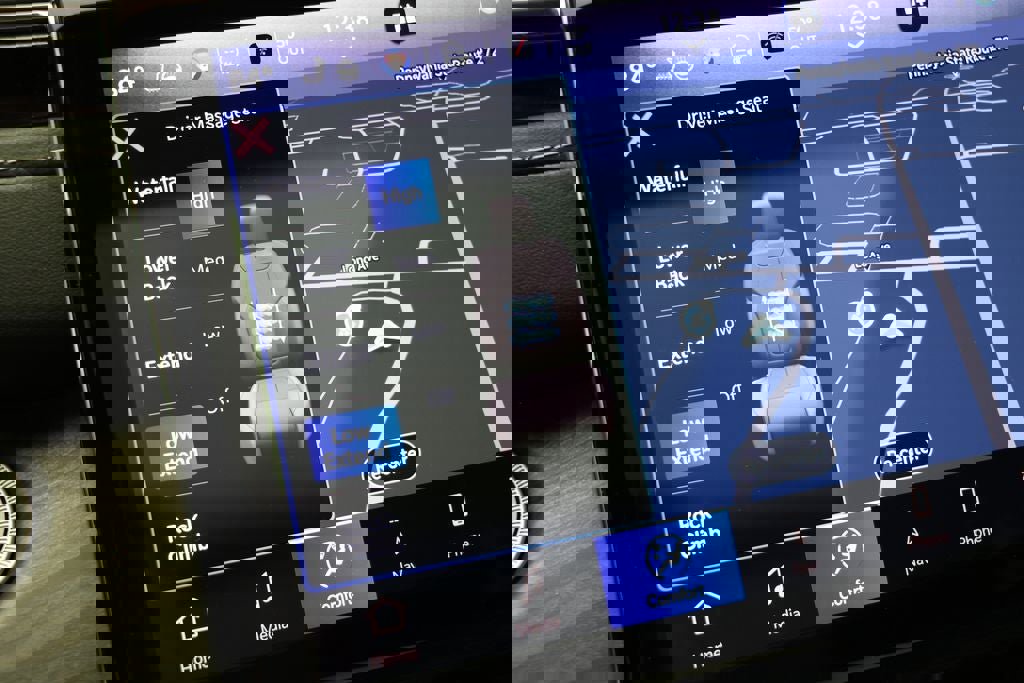 Used 2023 Jeep Grand Cherokee Overland w/ Luxury Tech Group IV image 24