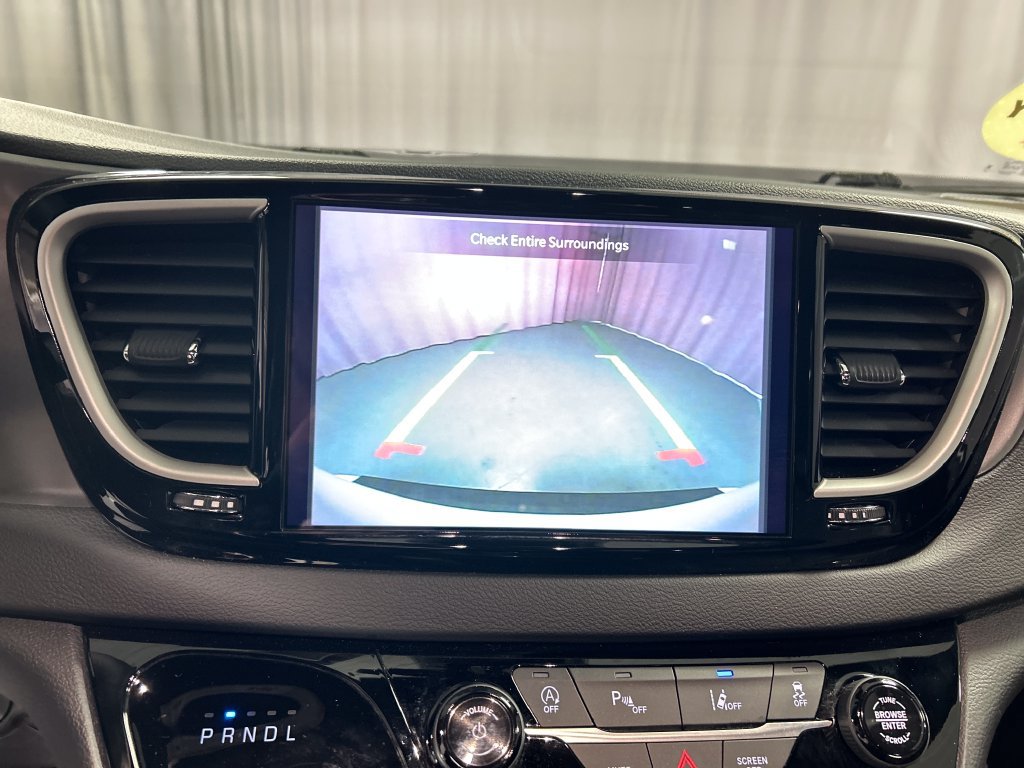 Used 2026 Chrysler Pacifica Select FWD image 18