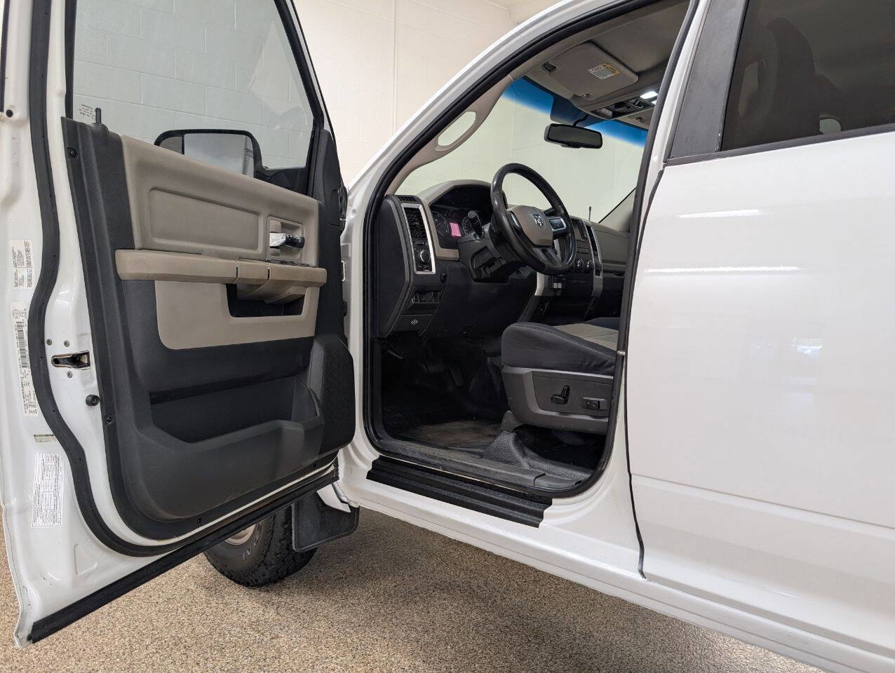 Used 2011 RAM 3500 SLT w/ Luxury Group image 9