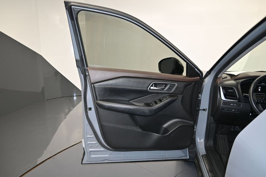Used 2022 Nissan Rogue Platinum w/ Head-Up Display Package FWD image 10