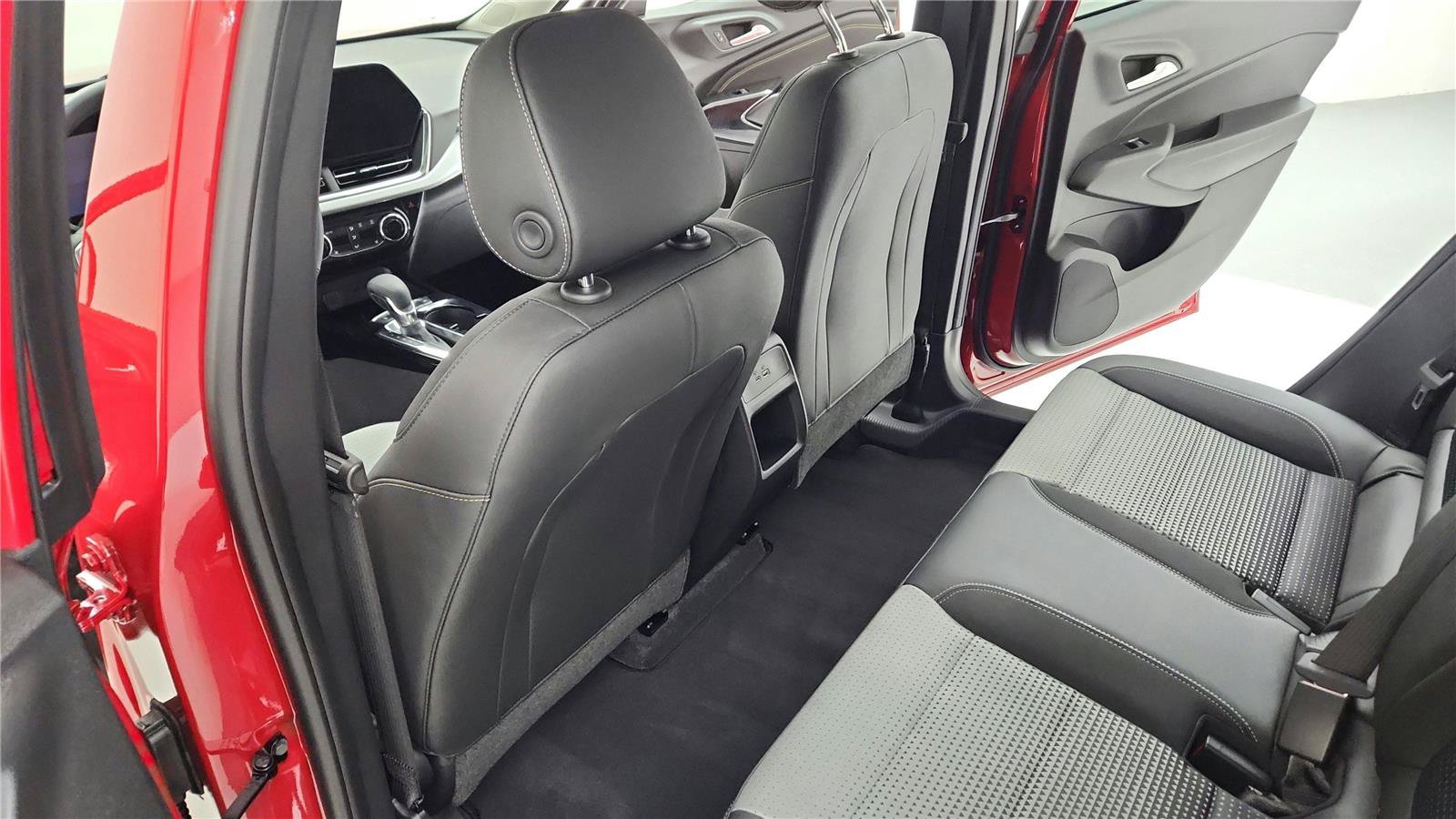 Used 2026 Chevrolet Trax LT w/ LT Convenience Package FWD image 44