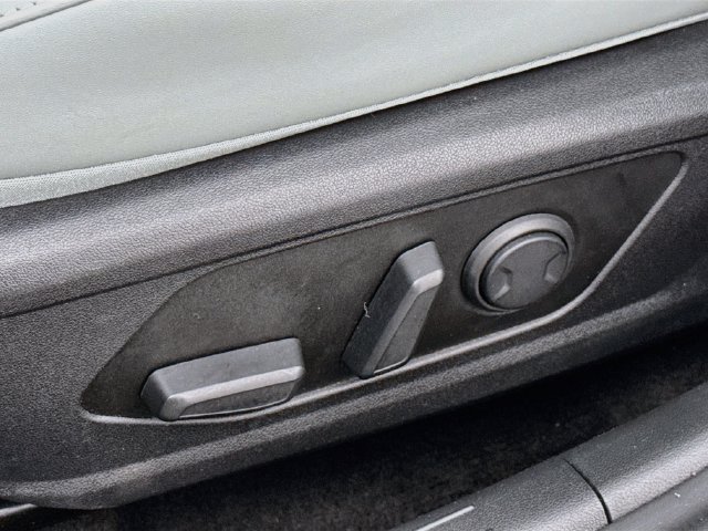Certified 2025 Hyundai Elantra Limited FWD image 35