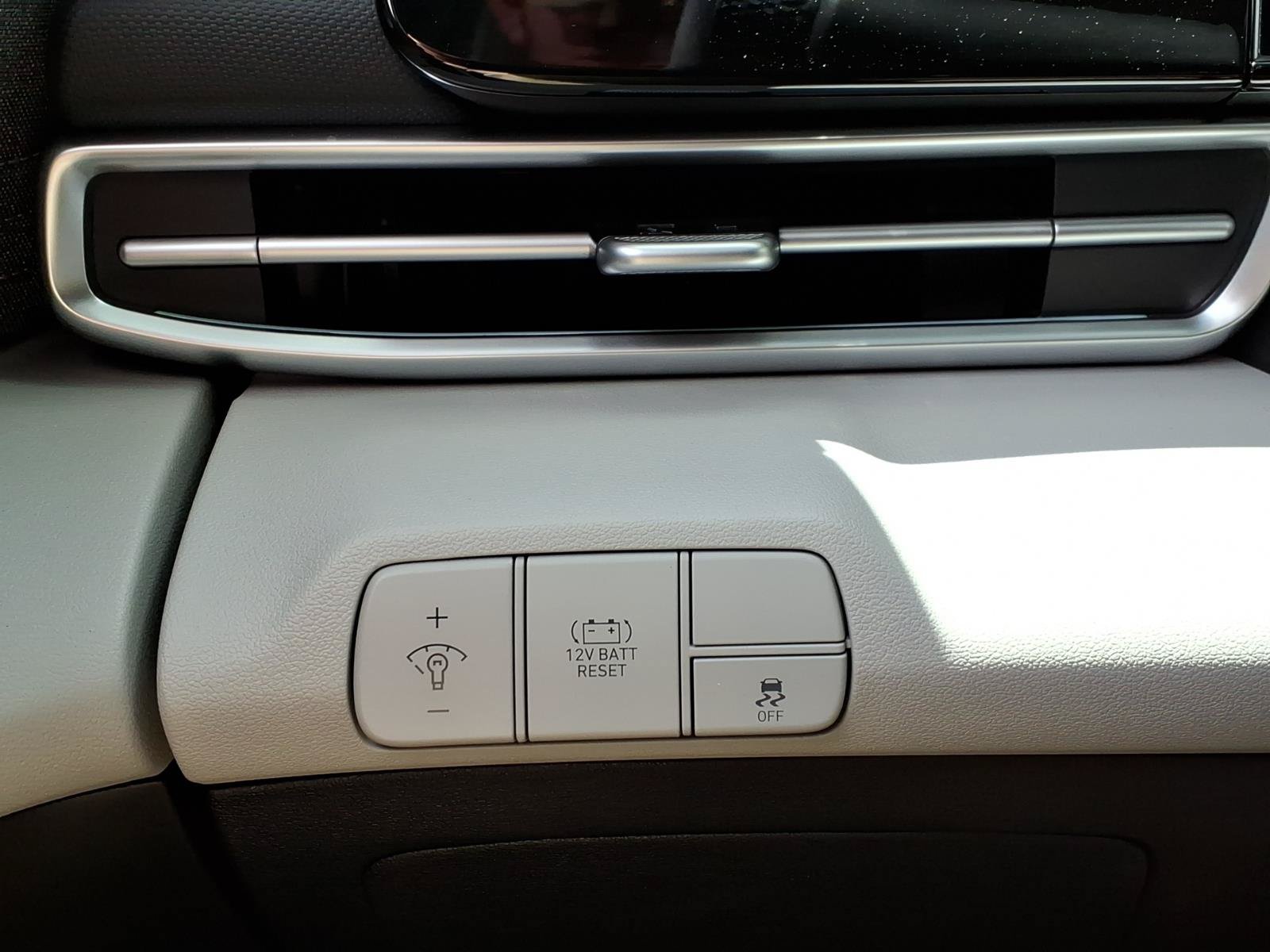 New 2025 Hyundai Elantra Limited FWD image 23