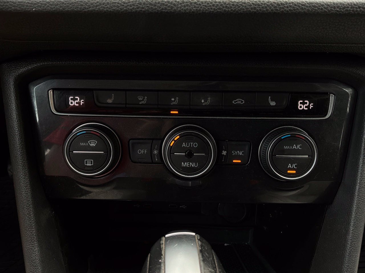 Used 2021 Volkswagen Tiguan SE FWD image 33
