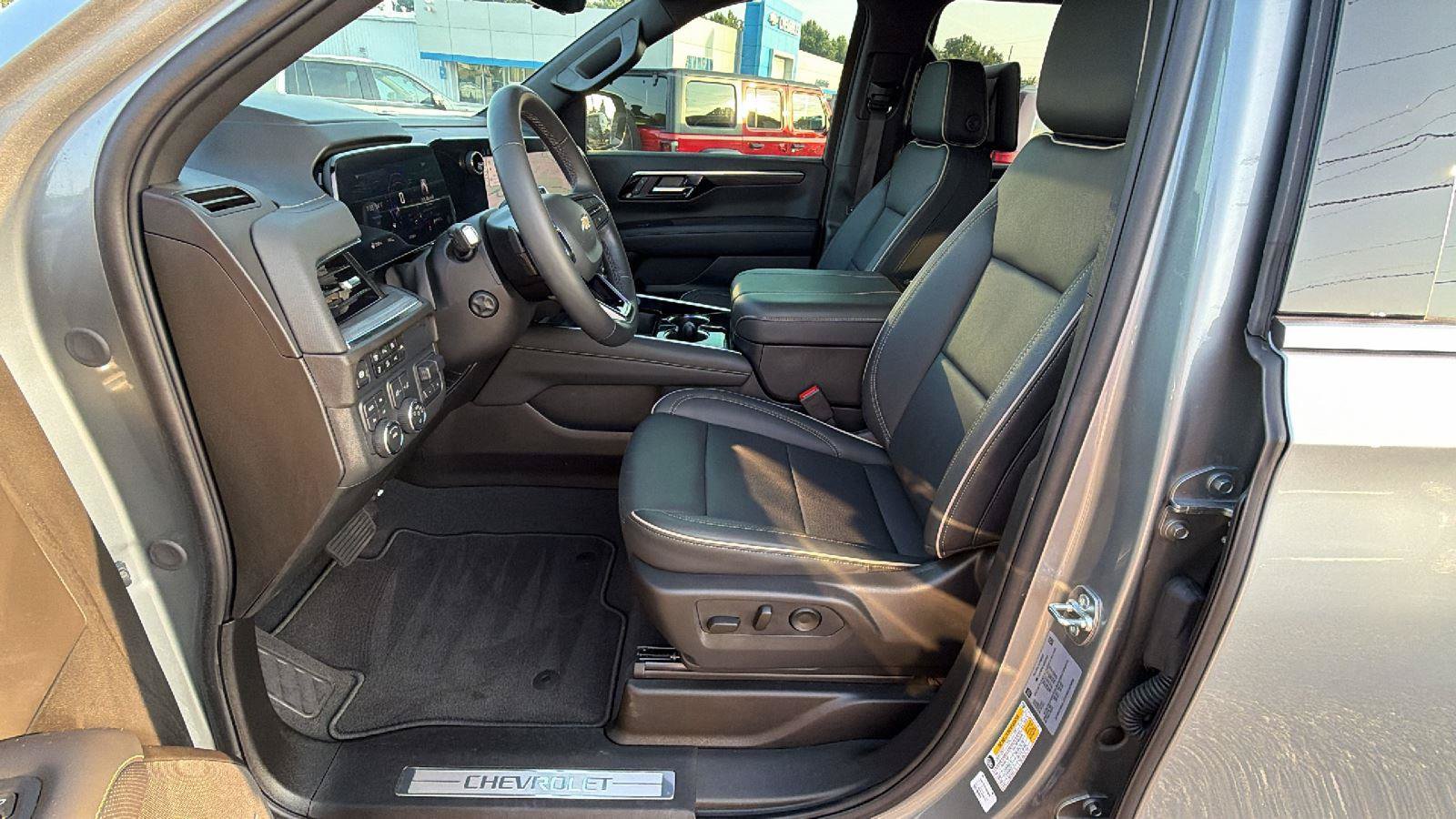 Used 2025 Chevrolet Suburban Premier AWD/4WD image 16