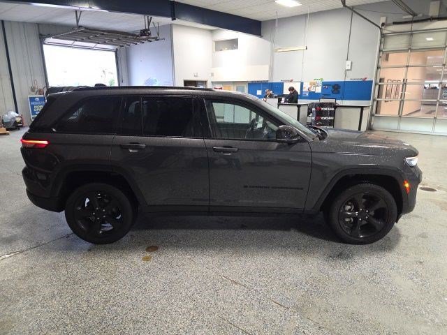 Used 2023 Jeep Grand Cherokee Limited w/ Luxury Tech Group II AWD/4WD image 9