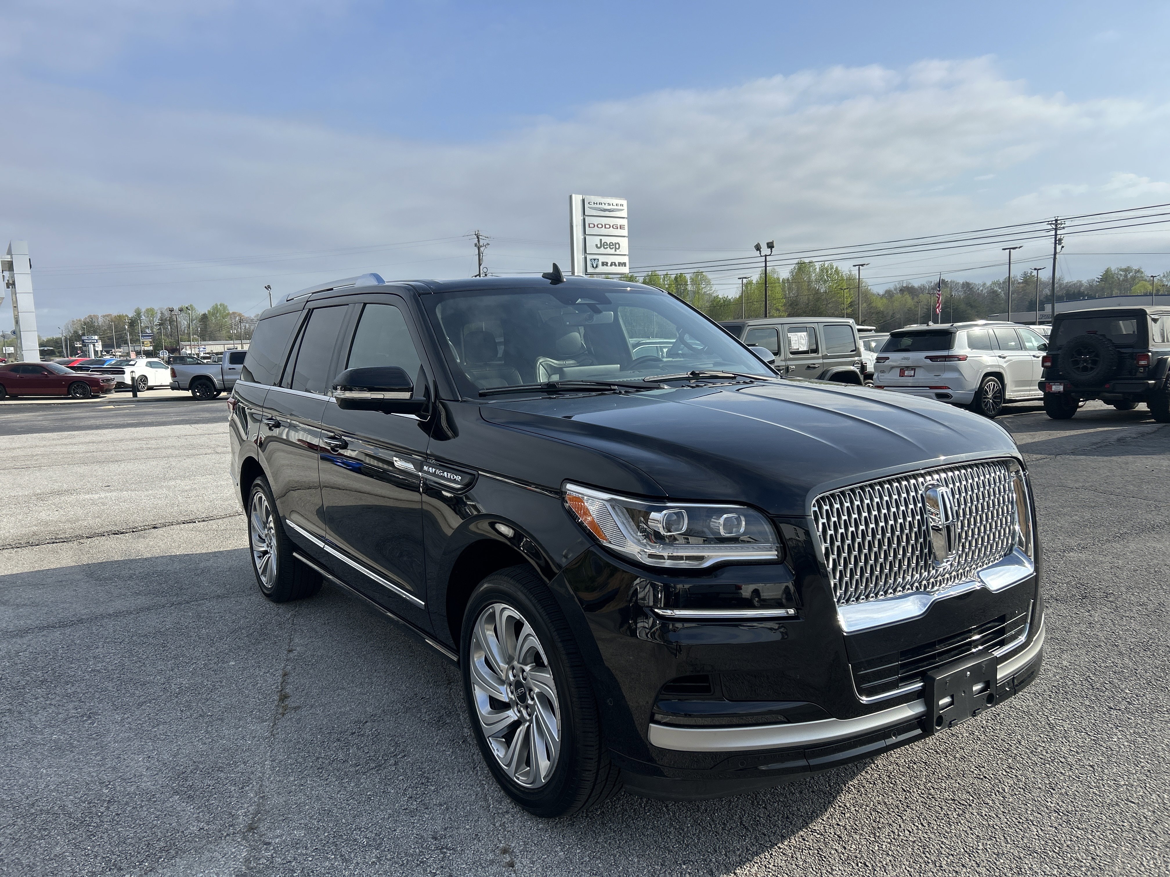 Used 2024 Lincoln Navigator Reserve image 11