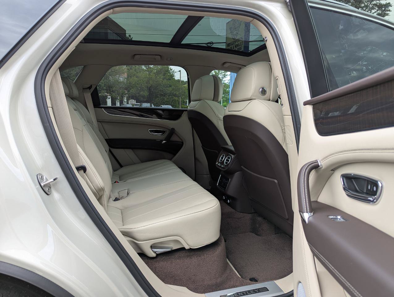 Used 2020 Bentley Bentayga AWD/4WD image 39