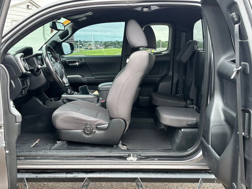 Used 2016 Toyota Tacoma TRD Sport w/ Towing Package RWD image 9