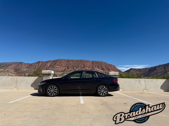 Used 2025 Volkswagen Jetta SE FWD image 4