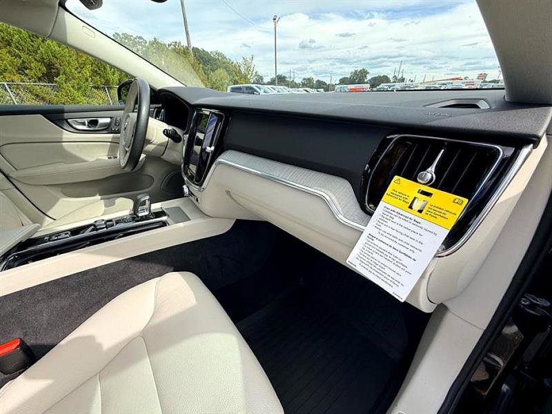 Used 2024 Volvo V60 B5 Cross Country Plus image 25